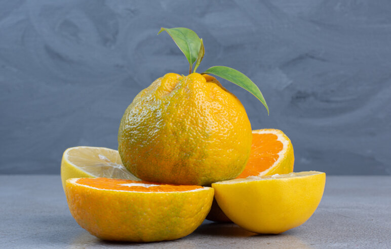 whole-tangerine-lemon-tangerine-slices-marble-background.jpeg