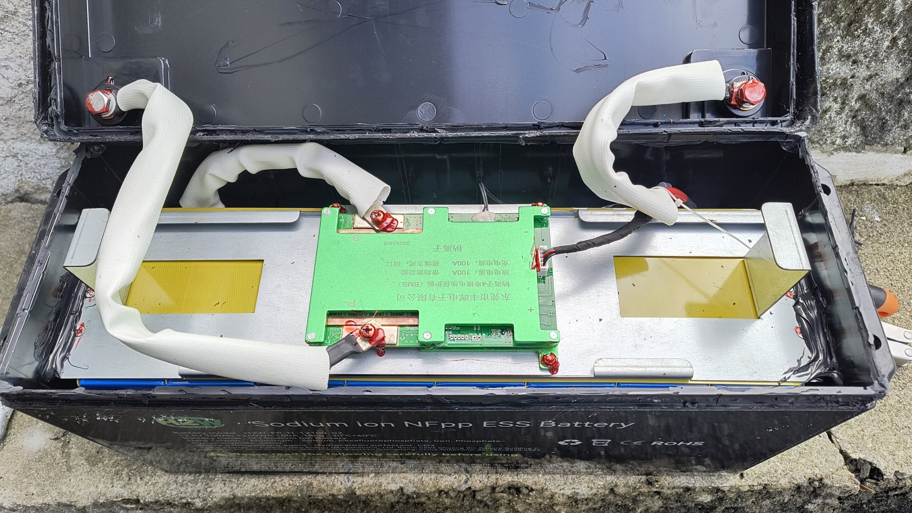 All’Interno del Disastro: I 5 Errori Costruttivi più Comuni (e Pericolosi) nei Pacchi Batteria Importati