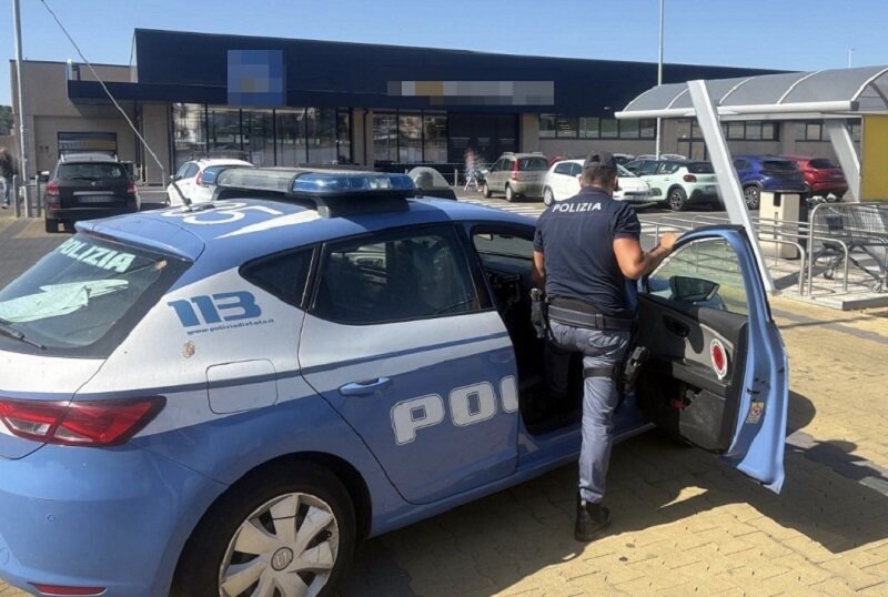Rapina in un supermercato, individuati i due autori dalla Polizia di Stato