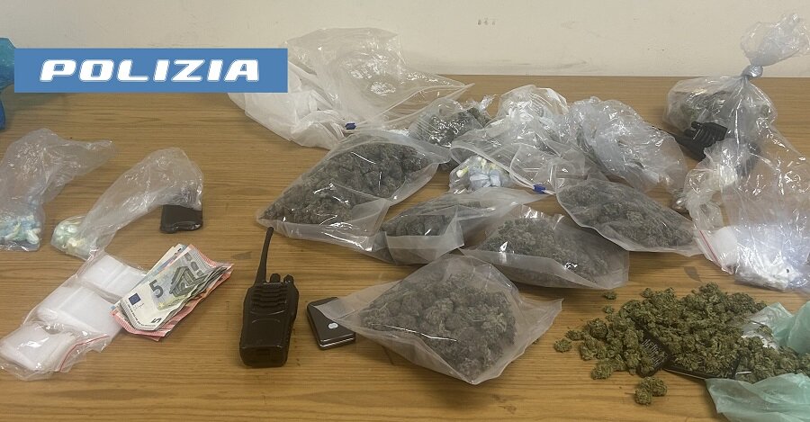 controlli-antidroga-della-polizia-di-stato-in-via-capopassero-denunciati-2-pusher-sequestrati-oltre-600-grammi-di-stupefacenti.jpeg controlli-antidroga-della-polizia-di-stato-in-via-capopassero-denunciati-2-pusher-sequestrati-oltre-600-grammi-di-stupefacenti.jpeg