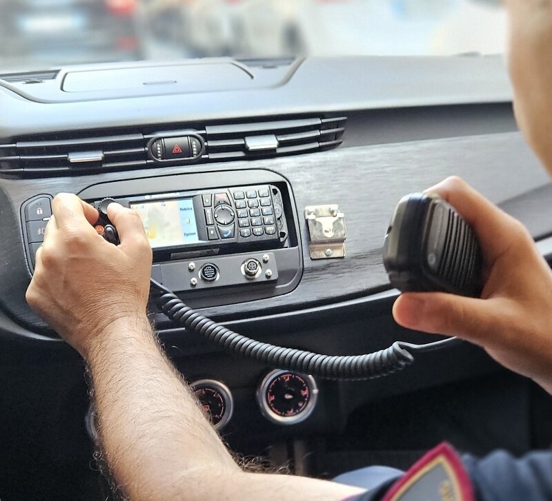 Non si ferma all&rsquo;alt e fugge in moto