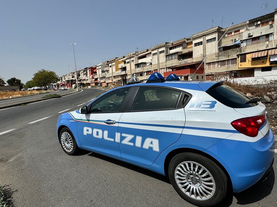 Blitz della Polizia di Stato in via Capo Passero
