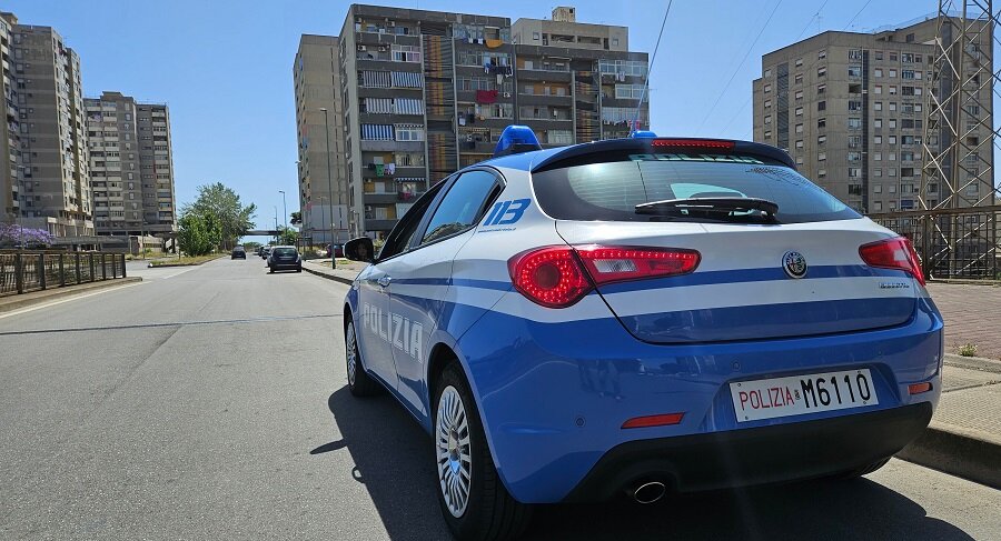 Violano le misure a loro carico e fuggono alla vista degli agenti