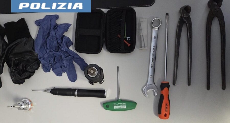 Sorpresi all&rsquo;interno di un condominio con arnesi da scassinatore