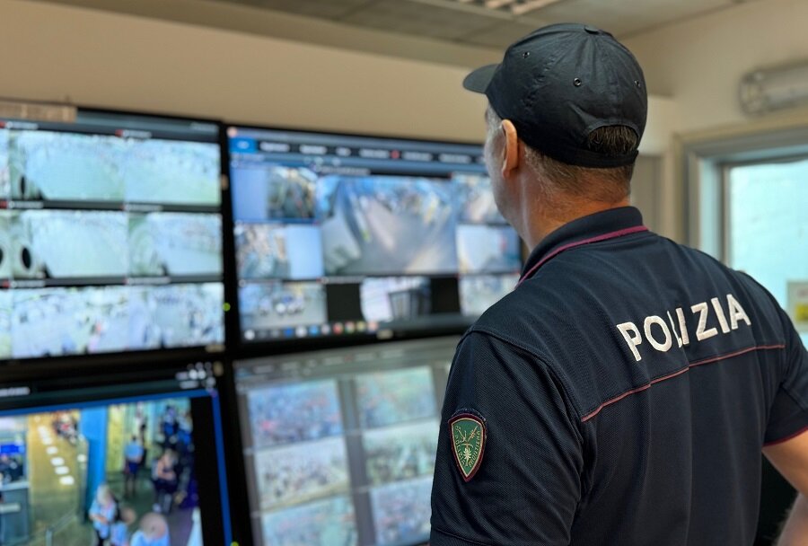 Rubano uno zaino ad un impiegato in servizio in aeroporto