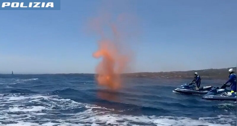 la-polizia-di-stato-effettua-un’esercitazione-di-soccorso-in-mare-con-l’impiego-sinergico-di-moto-d’acqua-elicottero-e-team-di-sommozzatori.jpeg la-polizia-di-stato-effettua-un’esercitazione-di-soccorso-in-mare-con-l’impiego-sinergico-di-moto-d’acqua-elicottero-e-team-di-sommozzatori.jpeg