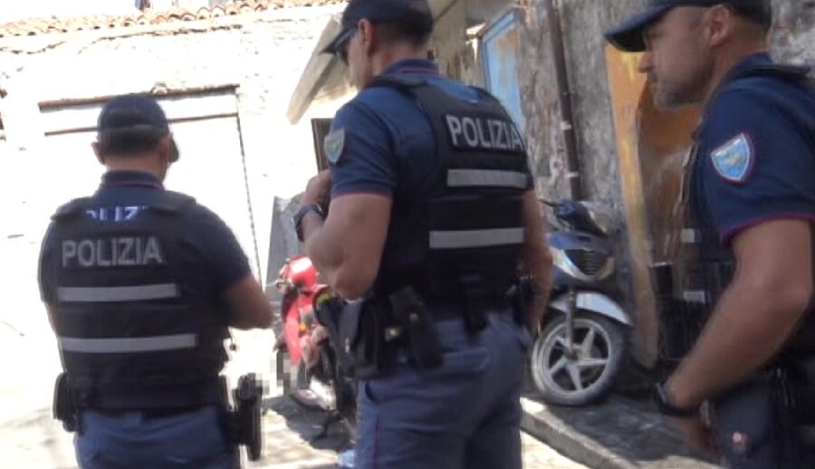 Controlli della Polizia di Stato a San Cristoforo, arrestati 3 spacciatori e 3 soggetti per aver aggredito i poliziotti