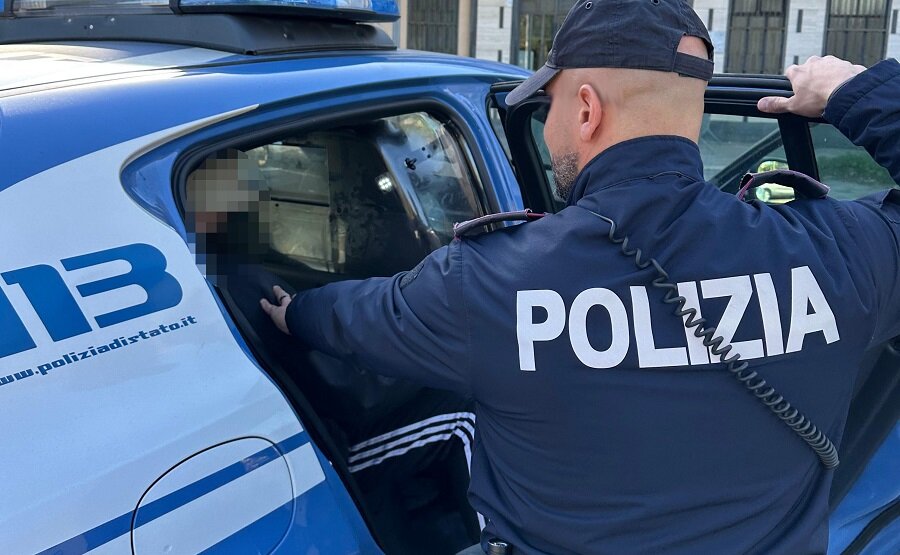 Rubano profumi per oltre 1300 euro e aggrediscono gli addetti alla sicurezza