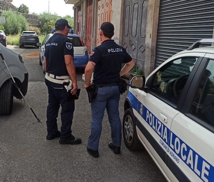 cani-uccisi-e-torturati-47enne-fermato-e-denunciato-dalla-polizia-di-stato-ad-adrano.jpeg cani-uccisi-e-torturati-47enne-fermato-e-denunciato-dalla-polizia-di-stato-ad-adrano.jpeg
