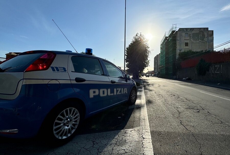 Ladri di polli rubano al supermercato, fuggono in auto e rischiano di investire una guardia giurata