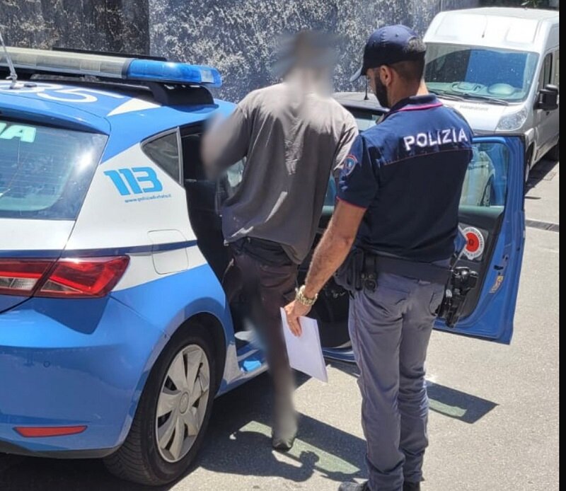 Aggredisce i sanitari durante gli accertamenti e colpisce con calci e pugni il poliziotto in servizio al posto fisso dell’ospedale Aggredisce i sanitari durante gli accertamenti e colpisce con calci e pugni il poliziotto in servizio al posto fisso dell’ospedale