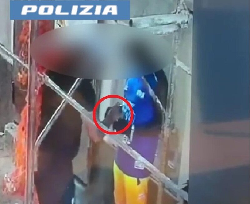 Pusher immortalato dalle videocamere della sala operativa mentre spaccia droga