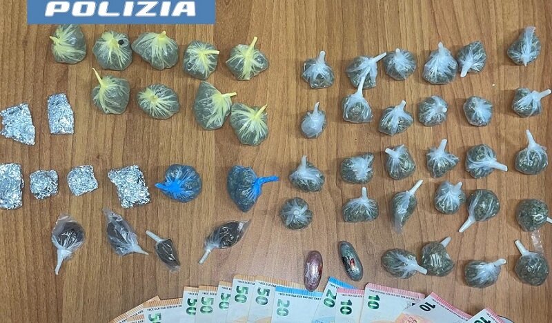 In scooter con un campionario di sostanze stupefacenti