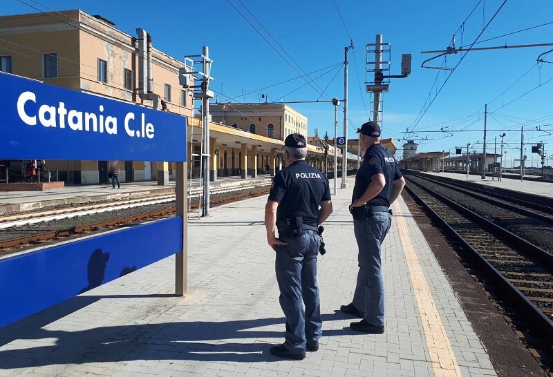 --stazione-centrale-di-catania-aggredisce-un-agente-e-viene-arrestato-dalla-polizia-di-stato.jpeg --stazione-centrale-di-catania-aggredisce-un-agente-e-viene-arrestato-dalla-polizia-di-stato.jpeg