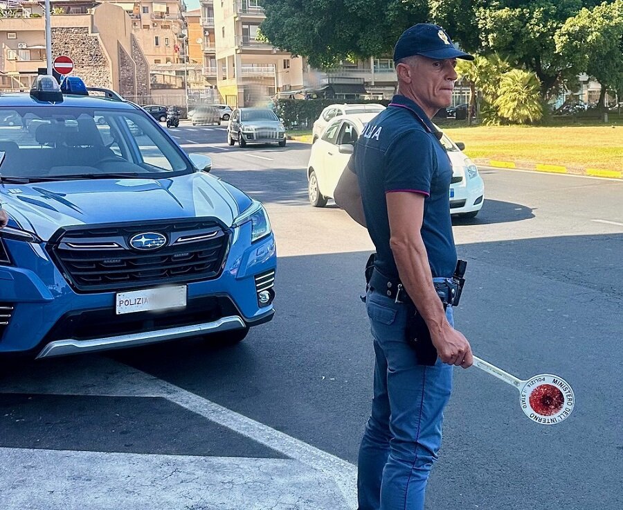 Controlli straordinari coordinati dalla Polizia di Stato nei quartieri di Picanello e di Fasano Controlli straordinari coordinati dalla Polizia di Stato nei quartieri di Picanello e di Fasano