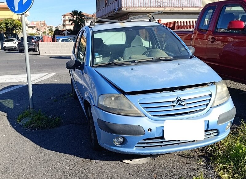 Allarme auto abbandonate in città, centinaia di rottami che occupano strade e marciapiedi Allarme auto abbandonate in città, centinaia di rottami che occupano strade e marciapiedi