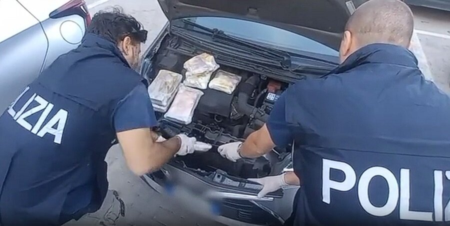 Intercettati in autostrada con 27,7 kg di stupefacenti tra cocaina e hashish