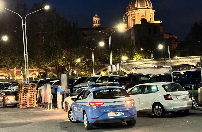 Polizia di Stato arresta parcheggiatore abusivo in piazza Borsellino