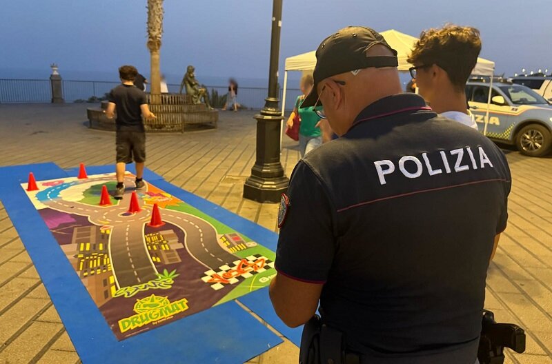 Domani sera la Polizia Stradale incontra i cittadini in piazza Franco Battiato