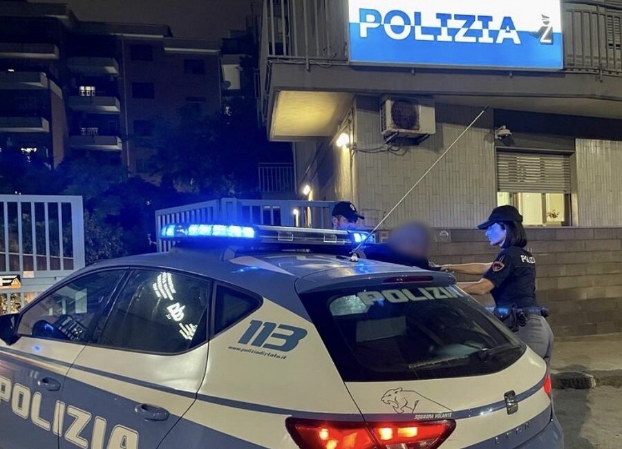 Adesca tredicenne a piazza Lincoln e lo molesta in auto