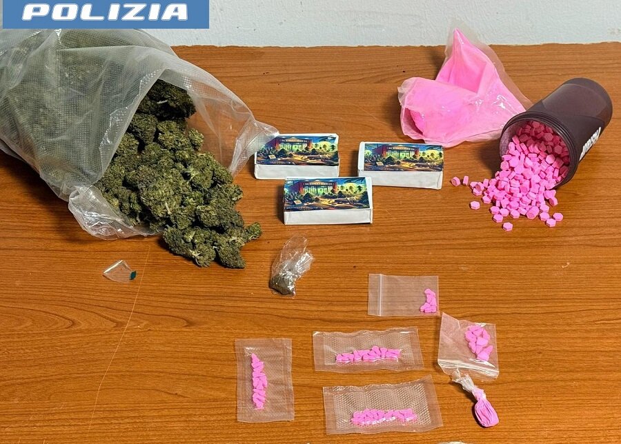 maxi-sequestro-di-droga-sintetica-a-catania-la-polizia-di-stato-scopre-nascondiglio-con-oltre-700-pasticche-pronte-per-essere-spacciate.jpeg maxi-sequestro-di-droga-sintetica-a-catania-la-polizia-di-stato-scopre-nascondiglio-con-oltre-700-pasticche-pronte-per-essere-spacciate.jpeg