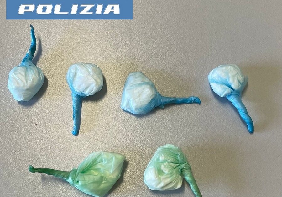 trovato-con-sei-involucri-di-cocaina.-arrestato-dalla-polizia-di-stato-giovane-pusher.jpeg trovato-con-sei-involucri-di-cocaina.-arrestato-dalla-polizia-di-stato-giovane-pusher.jpeg