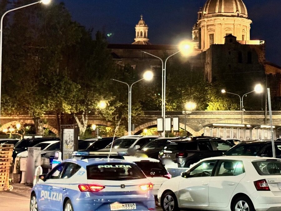 Due parcheggiatori abusivi arrestati per estorsione dalla Polizia di Stato dopo la denuncia di due giovani automobilisti