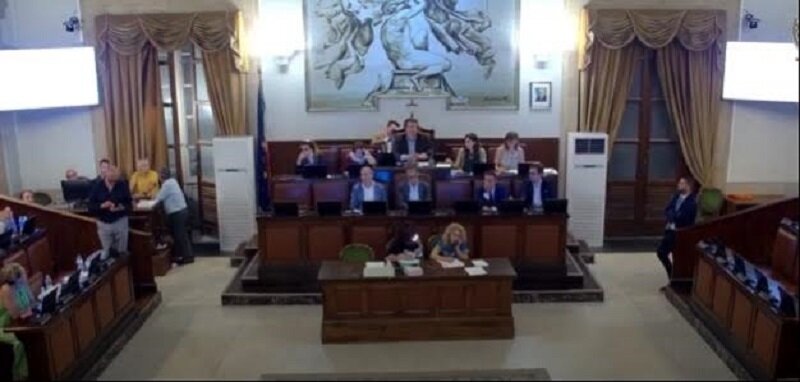 Consiglio comunale, varato il regolamento sui dehors degli esercizi commerciali