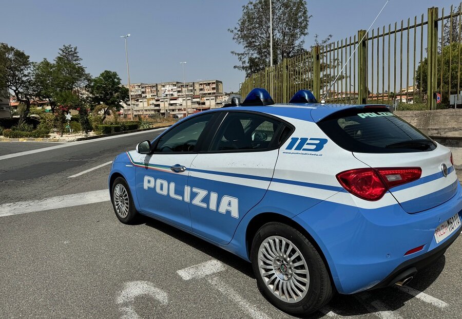 Ares fiuta la droga tra i rifiuti di via Capopassero Ares fiuta la droga tra i rifiuti di via Capopassero