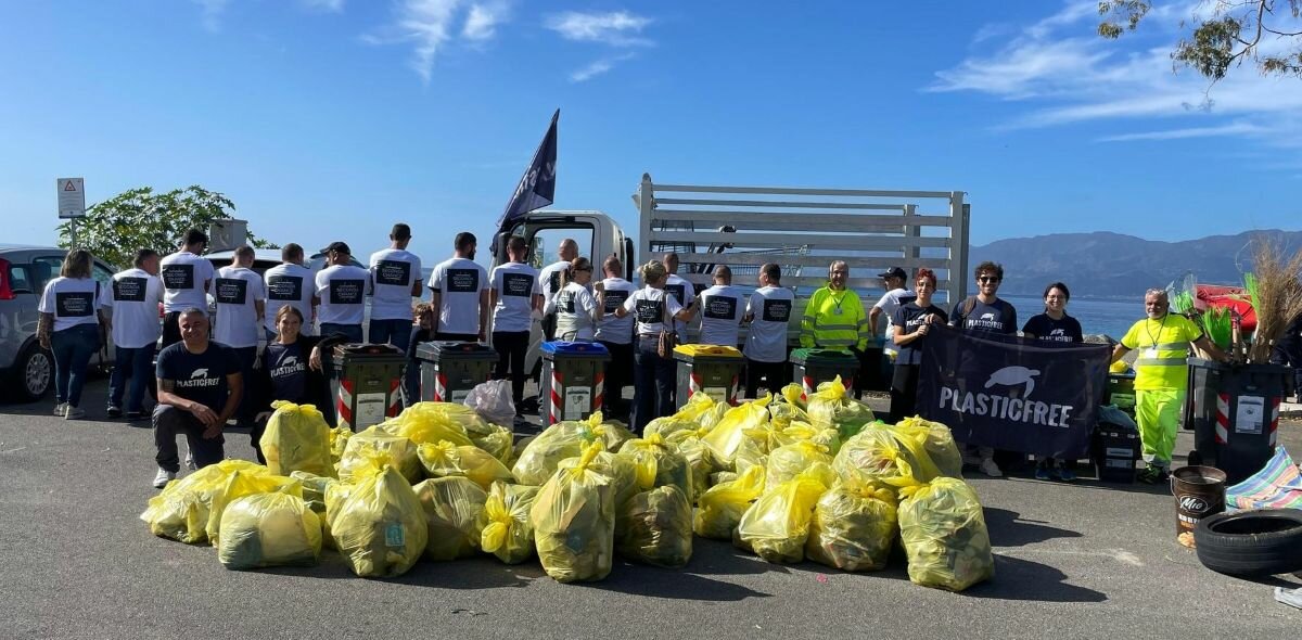 Detenuti e volontari in campo ad Acireale con Plastic Free e Seconda Chance per ripulire il litorale