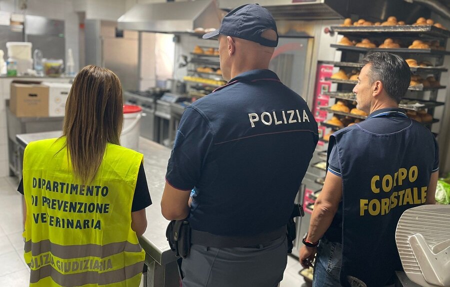 Controlli della task force coordinata dalla Polizia di Stato in un bar del viale Mario Rapisardi Controlli della task force coordinata dalla Polizia di Stato in un bar del viale Mario Rapisardi