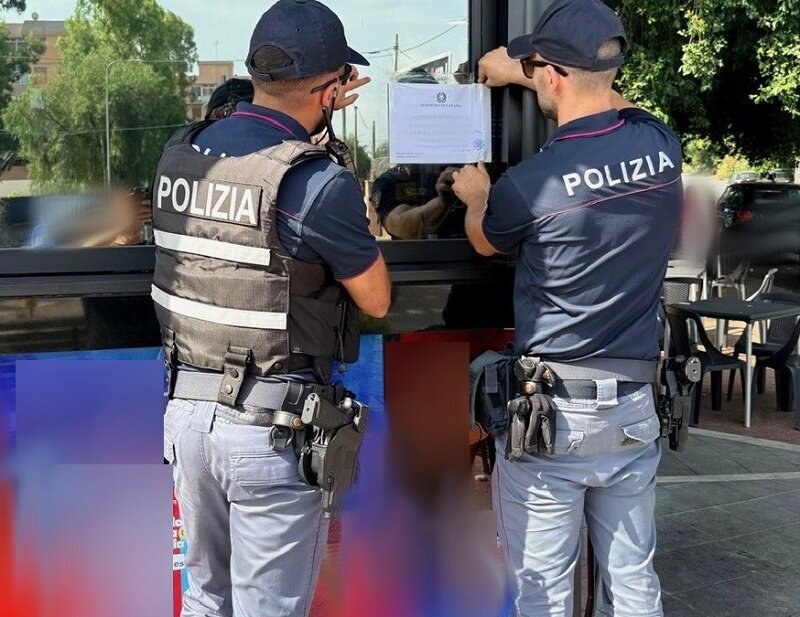 sospesa-dalla-polizia-di-stato-l’attivita’-di-un-chiosco-bar-di-via-leucatia-era-un-abituale-ritrovo-di-pregiudicati.jpeg sospesa-dalla-polizia-di-stato-l’attivita’-di-un-chiosco-bar-di-via-leucatia-era-un-abituale-ritrovo-di-pregiudicati.jpeg