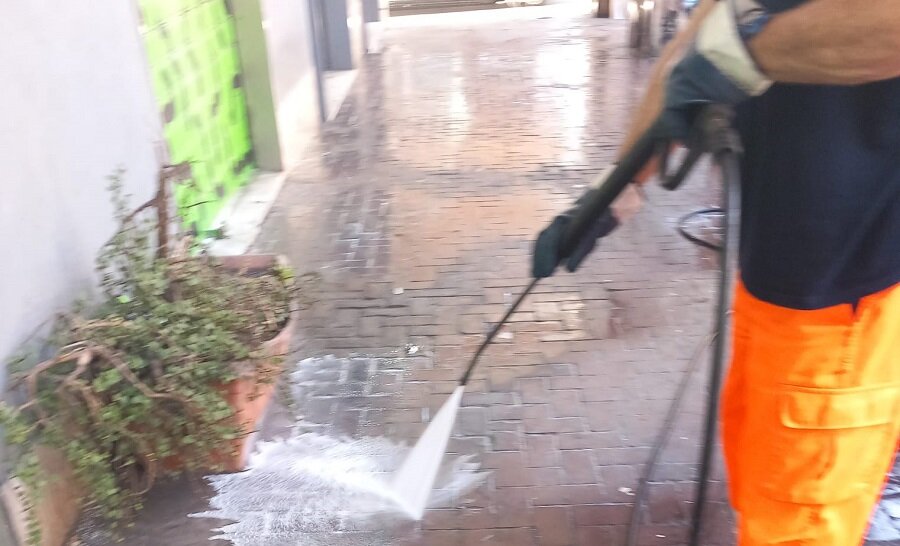 Largo Pilo, via alla bonifica dopo i vandalismi degli studenti per la fine della scuola Largo Pilo, via alla bonifica dopo i vandalismi degli studenti per la fine della scuola