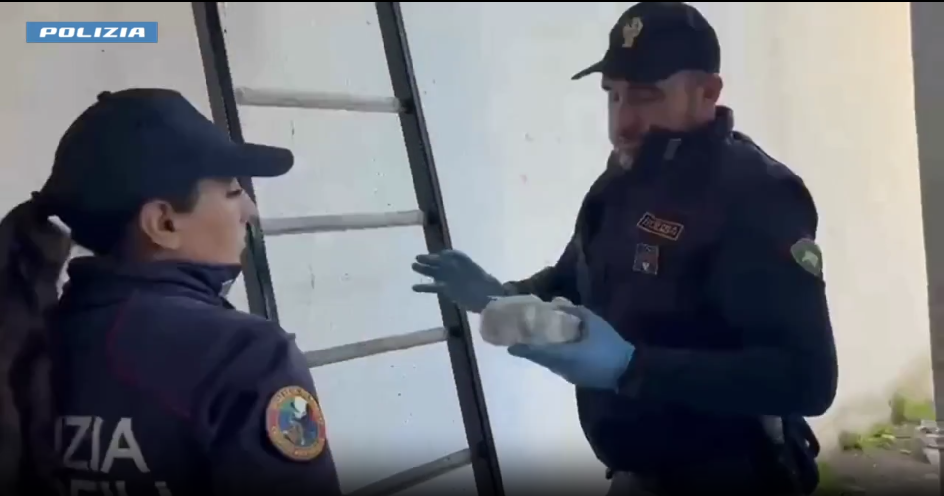 Armi e munizioni in un edificio di Librino