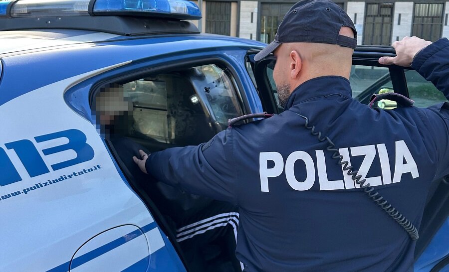 Il cane poliziotto Ares fiuta la droga in un&rsquo;abitazione del quartiere Nesima