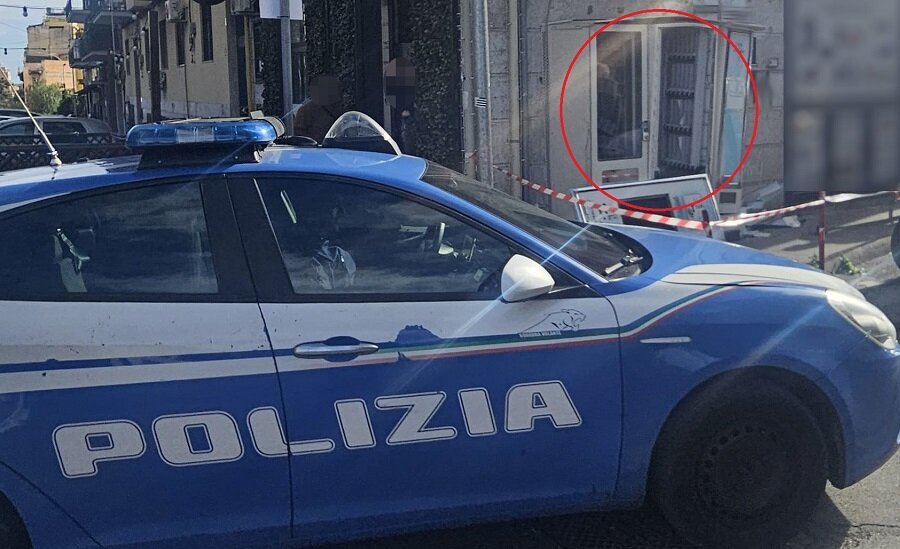 Sorpresi a rubare sigarette e denaro da un distributore automatico di un tabacchino