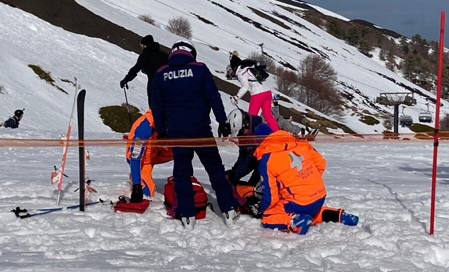 Volanti delle nevi della Polizia di Stato in azione tra i versanti dell&rsquo;Etna