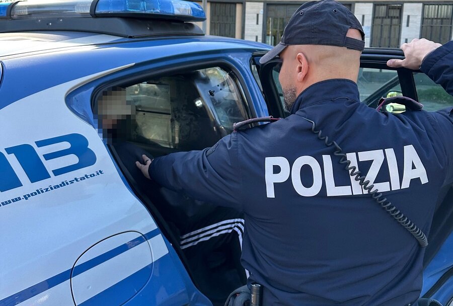 evade-dai-domiciliari-minaccia-la-vicina-di-casa-e-aggredisce-i-poliziotti-28enne-catanese-arrestato-dalla-polizia-di-stato.jpeg evade-dai-domiciliari-minaccia-la-vicina-di-casa-e-aggredisce-i-poliziotti-28enne-catanese-arrestato-dalla-polizia-di-stato.jpeg