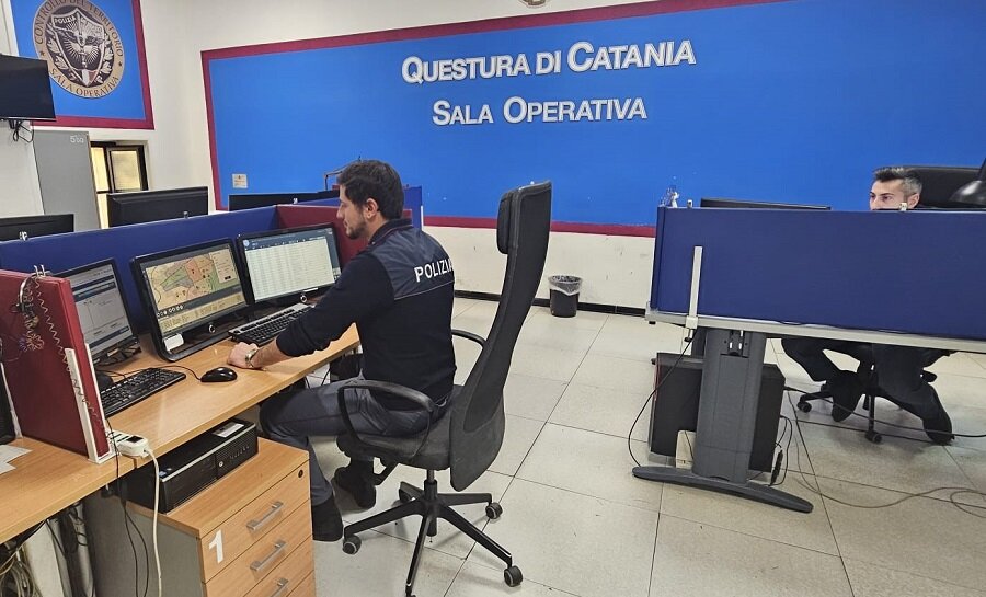 ruba-un’auto-e-danneggia-altre-vetture-in-sosta-ladro-39enne-arrestato-in-flagranza-dalla-polizia-di-stato.jpeg ruba-un’auto-e-danneggia-altre-vetture-in-sosta-ladro-39enne-arrestato-in-flagranza-dalla-polizia-di-stato.jpeg