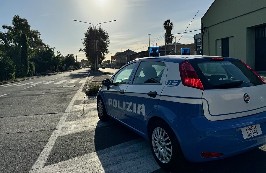 Sorpreso a guidare senza patente, sperona per 2 volte l’auto dei poliziotti per sfuggire al controllo Sorpreso a guidare senza patente, sperona per 2 volte l’auto dei poliziotti per sfuggire al controllo