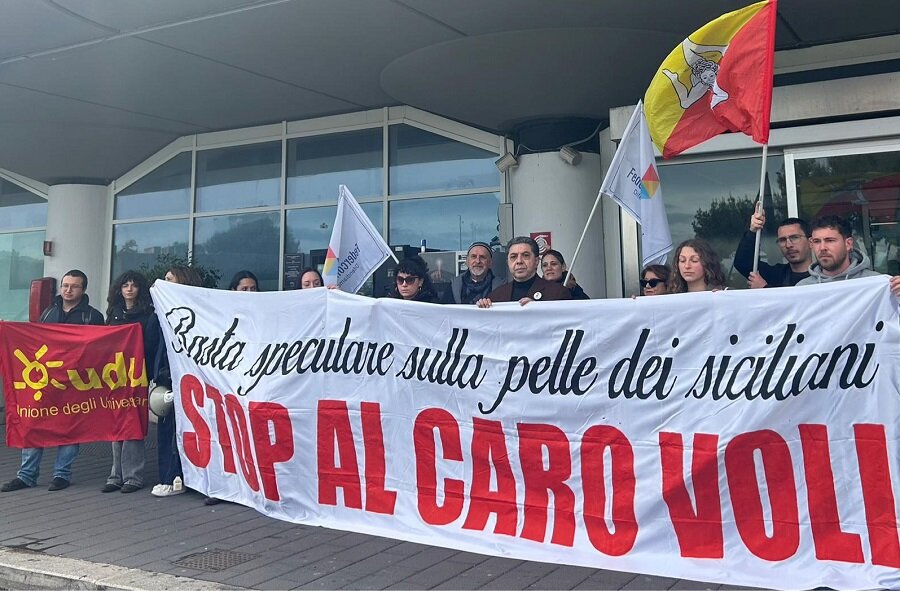 Sit-in all&rsquo;aeroporto di Fontanarossa, basta caro voli
