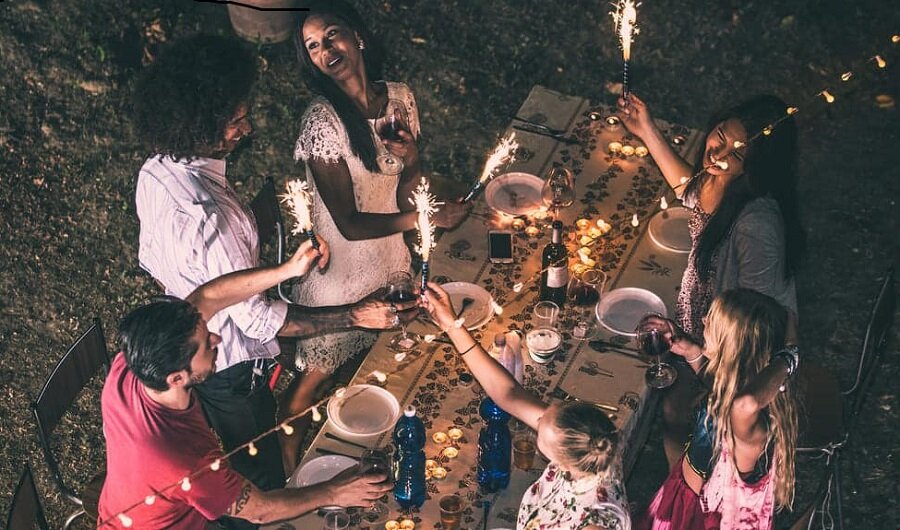 Come organizzare un evento estivo all'aperto, consigli per serate sostenibili e inclusive