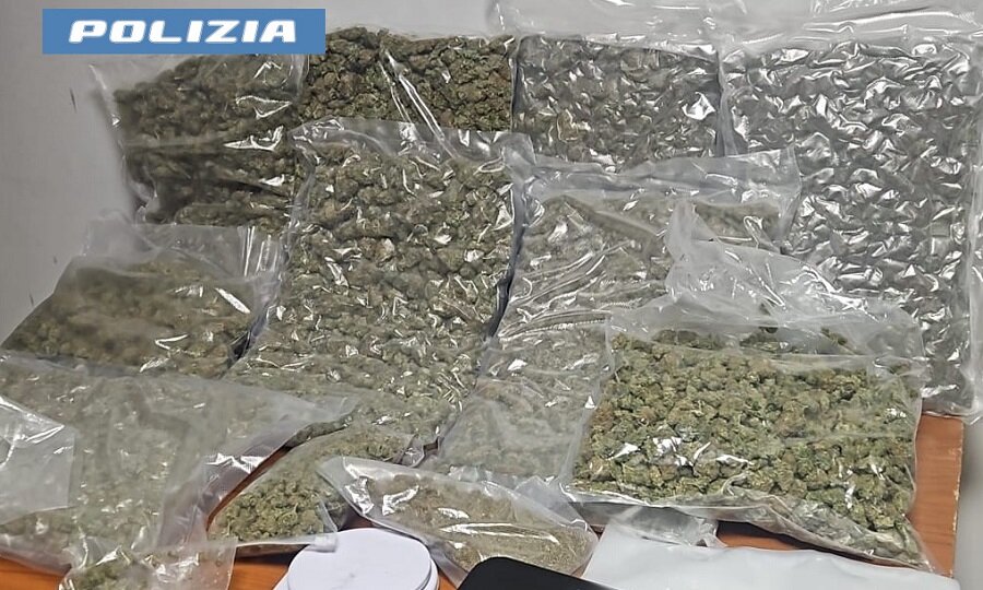 Scoperto dalla Polizia di Stato in via Palermo un deposito di droga