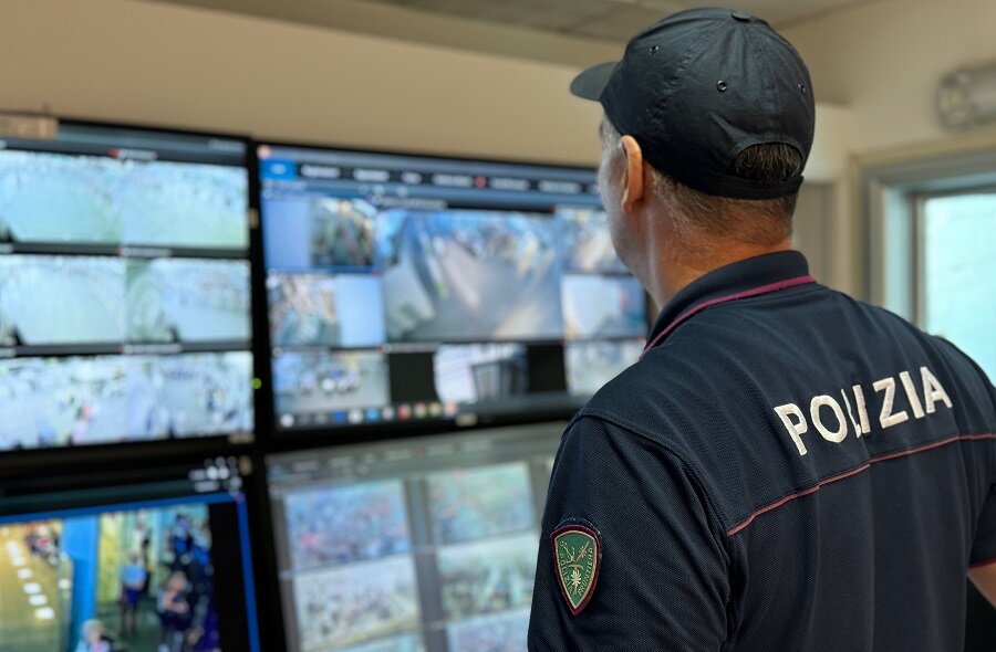 Ruba un borsello ad una dipendente prima di prendere un volo per Roma