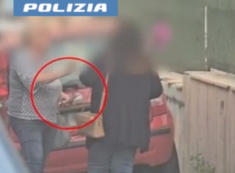 Facoltosa anziana truffata da una fioraia, bloccati due complici
