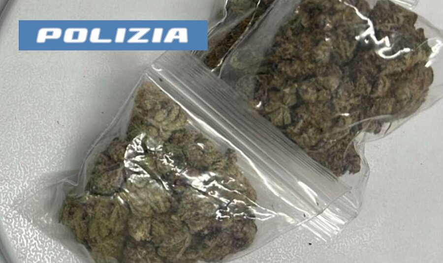 Vende marijuana in strada, pusher trentaduenne arrestato dalla Polizia di Stato