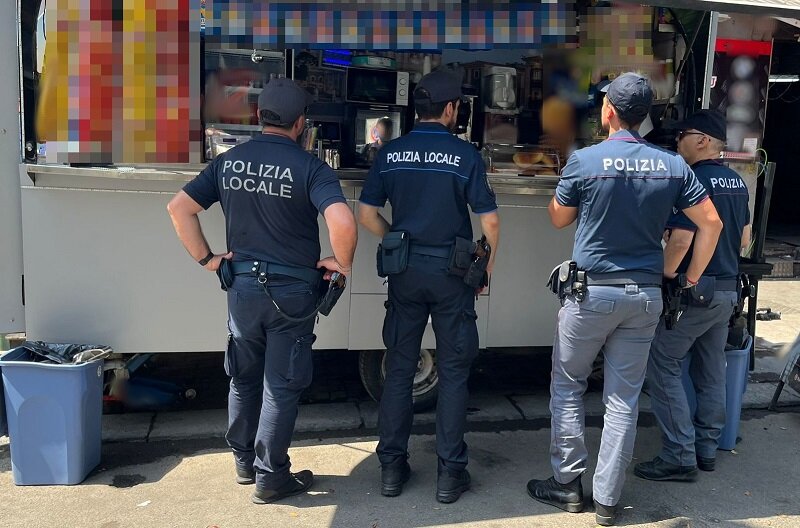 controlli-coordinati-della-polizia-di-stato-a-san-cristoforo-e-san-berillo.jpeg controlli-coordinati-della-polizia-di-stato-a-san-cristoforo-e-san-berillo.jpeg