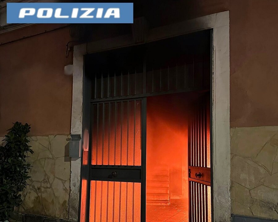 famiglie-con-anziani-intrappolati-in-un-condominio-in-fiamme-la-polizia-di-stato-interviene-e-li-salva-entrando-nel-palazzo-invaso-dal-fumo.jpeg