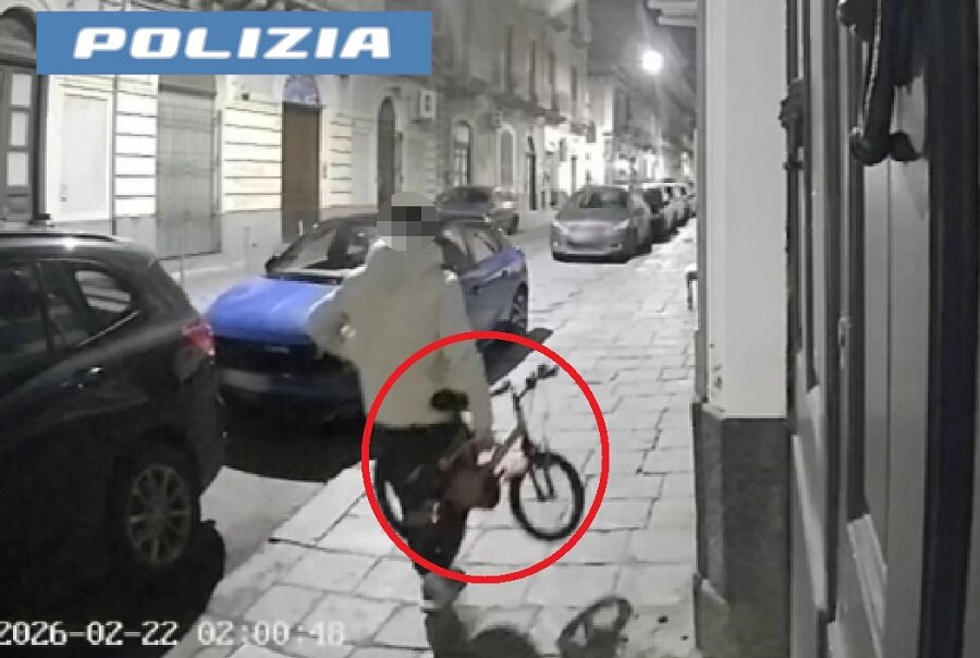 ladro-seriale-arrestato-dalla-polizia-di-stato-ha-violato-i-domiciliari-per-rubare-la-bici-ad-un-bambino-e-un-decespugliatore-in-un-condominio.jpeg ladro-seriale-arrestato-dalla-polizia-di-stato-ha-violato-i-domiciliari-per-rubare-la-bici-ad-un-bambino-e-un-decespugliatore-in-un-condominio.jpeg