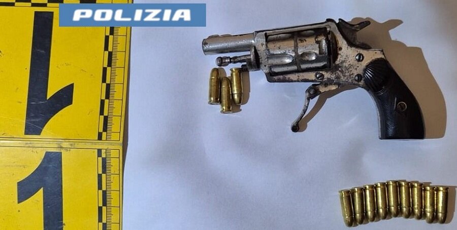 Pistola in camera da letto e chili di droga nel ripostiglio